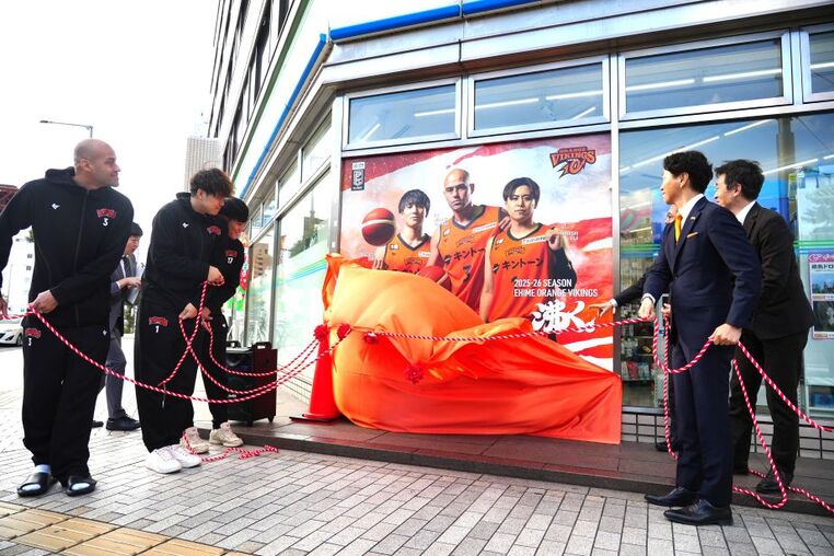 ファミリーマート除幕式